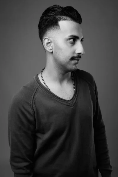 Studio Shot Jeune Homme Iranien Beau Avec Moustache Manches Longues — Photo