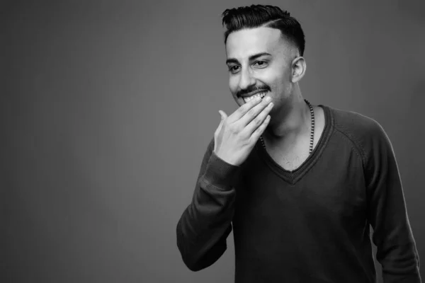 Estudio Hombre Iraní Joven Guapo Con Bigote Con Camisa Manga — Foto de Stock