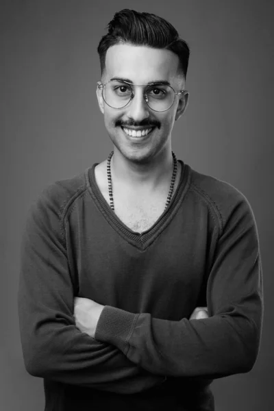 Estudio Hombre Iraní Joven Guapo Con Bigote Con Camisa Manga — Foto de Stock