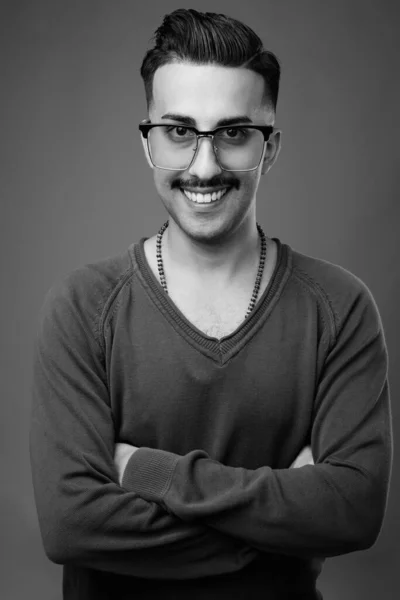 스튜디오에서는 하얀색 배경에 셔츠를 이란인 콧수염을 장면을 촬영했다 — 스톡 사진