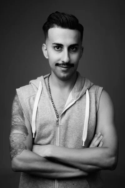 Studio Skott Ung Vacker Iransk Man Med Mustasch Bär Huva — Stockfoto