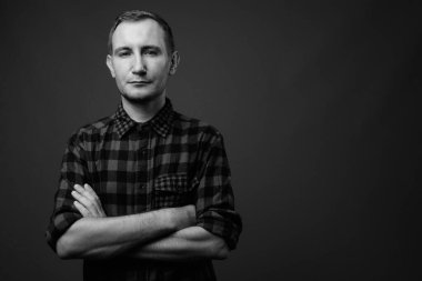 Hipster 'ın gri arkaplana karşı siyah beyaz çekimleri.