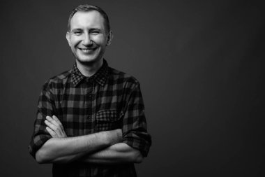 Hipster 'ın gri arkaplana karşı siyah beyaz çekimleri.