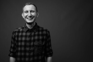 Hipster 'ın gri arkaplana karşı siyah beyaz çekimleri.