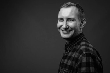 Hipster 'ın gri arkaplana karşı siyah beyaz çekimleri.