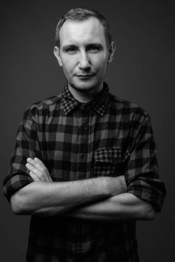 Hipster 'ın gri arkaplana karşı siyah beyaz çekimleri.