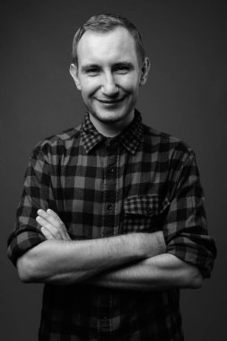 Hipster 'ın gri arkaplana karşı siyah beyaz çekimleri.