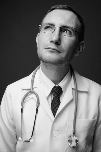 Студійний Знімок Лікаря Сірому Фоні Чорно Білому — стокове фото