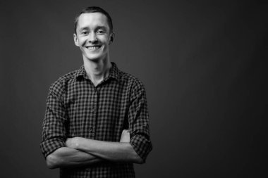 Genç hippinin siyah beyaz gri arka plana karşı atölye çekimi