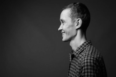 Genç hippinin siyah beyaz gri arka plana karşı atölye çekimi