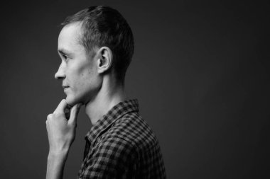 Genç hippinin siyah beyaz gri arka plana karşı atölye çekimi