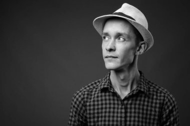 Genç hippinin siyah beyaz gri arka plana karşı atölye çekimi