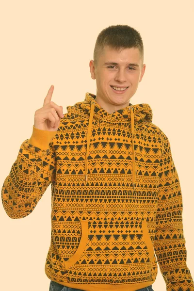 Studioaufnahme Eines Jungen Gutaussehenden Mannes Mit Kapuzenpulli Vor Weißem Hintergrund — Stockfoto