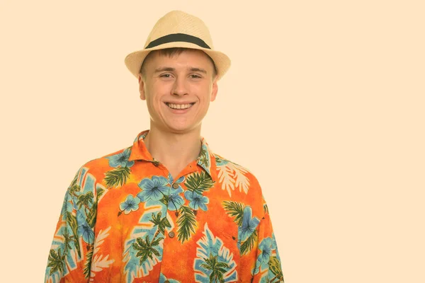 Estudio Disparo Joven Guapo Turista Con Camisa Hawaiana Listo Para — Foto de Stock