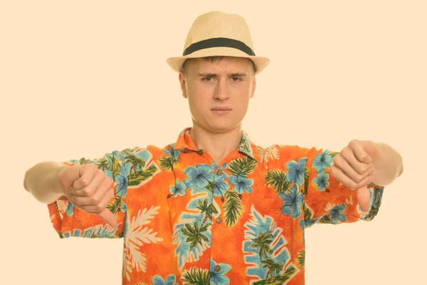 Studioaufnahme Eines Jungen Gutaussehenden Touristenmannes Mit Hawaiihemd Urlaubsreif Isoliert Vor — Stockfoto