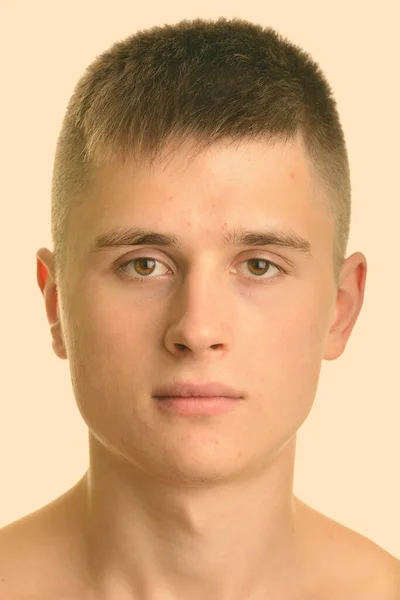 Στιγμιότυπο Του Νεαρού Όμορφου Άντρα Χωρίς Πουκάμισο Απομονωμένο Λευκό Φόντο — Φωτογραφία Αρχείου