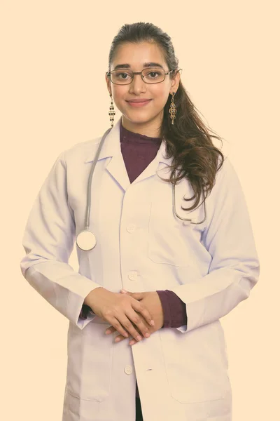 年轻美丽的印度女医生在白人背景下被隔离的演播室照片 — 图库照片