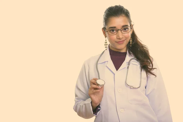 年轻美丽的印度女医生在白人背景下被隔离的演播室照片 — 图库照片