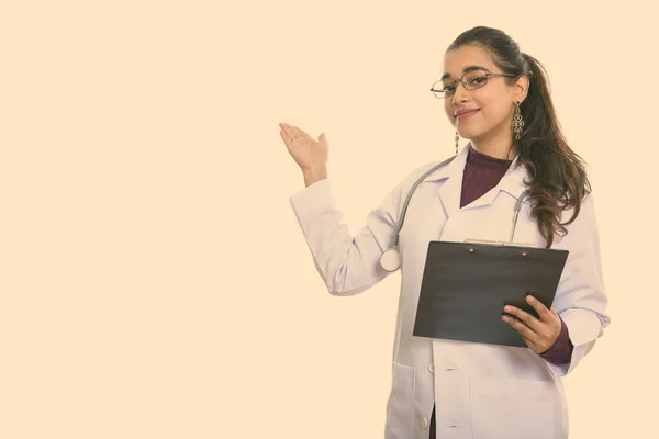 Estudio Disparo Joven Hermosa Mujer India Médico Aislado Sobre Fondo —  Fotos de Stock