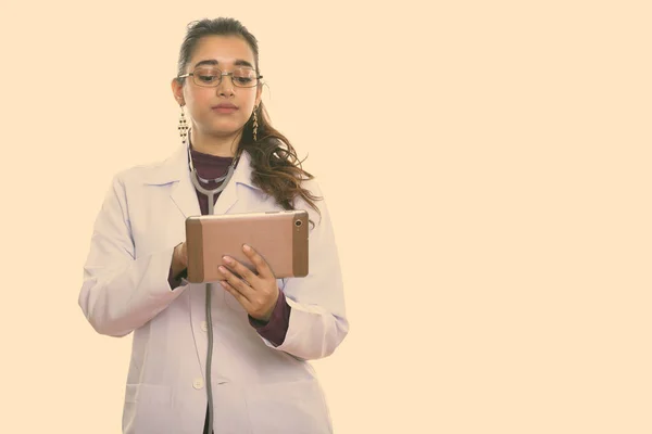 Estudio Disparo Joven Hermosa Mujer India Médico Aislado Sobre Fondo — Foto de Stock