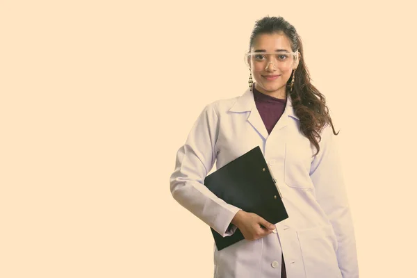 Studioaufnahme Einer Jungen Schönen Indischen Ärztin Als Wissenschaftlerin Mit Schutzbrille — Stockfoto