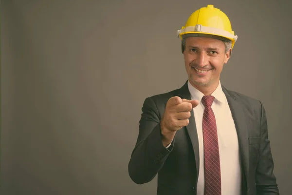 Estudio Toma Hombre Negocios Con Hardhat Sobre Fondo Gris —  Fotos de Stock