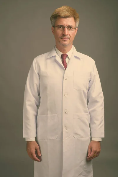 Stüdyo Fotoğrafı Sarı Saçlı Gri Arka Planda Bir Erkek Doktor — Stok fotoğraf