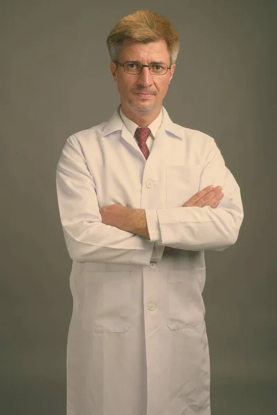Студійний Знімок Лікаря Чоловіка Світлим Волоссям Сірому Фоні — стокове фото