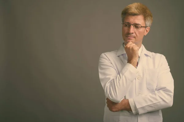 Studio Shot Homme Médecin Aux Cheveux Blonds Sur Fond Gris — Photo