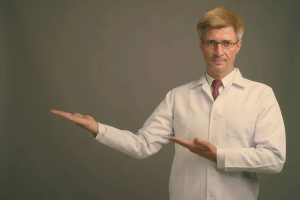 Estudio Hombre Médico Con Pelo Rubio Sobre Fondo Gris — Foto de Stock