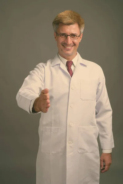 Студійний Знімок Лікаря Чоловіка Світлим Волоссям Сірому Фоні — стокове фото