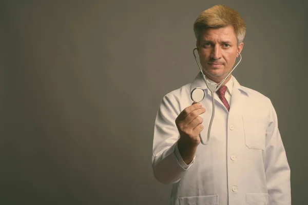 Foto Studio Dari Seorang Dokter Dengan Rambut Pirang Menggunakan Stetoskop — Stok Foto