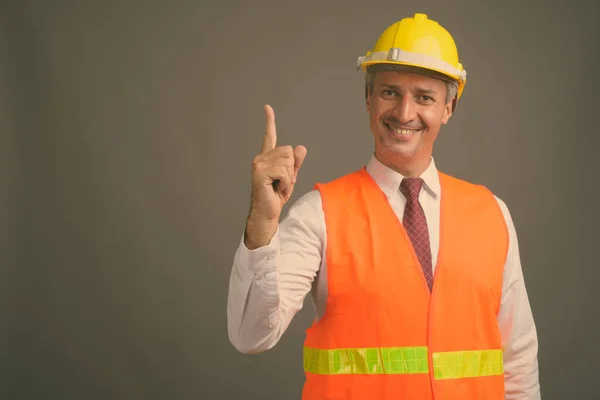 Estúdio Tiro Homem Trabalhador Construção Contra Fundo Cinza — Fotografia de Stock