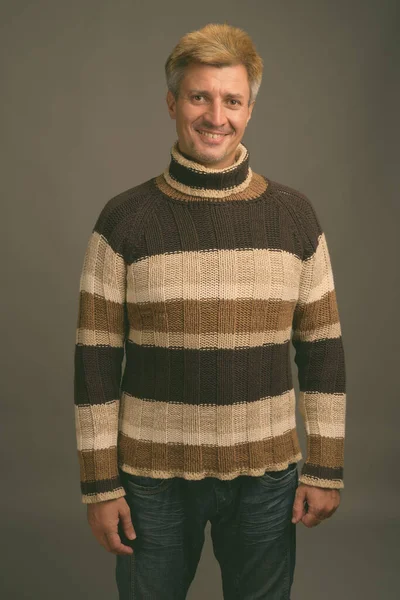 Estudio Hombre Con Pelo Rubio Usando Suéter Cuello Alto Sobre —  Fotos de Stock