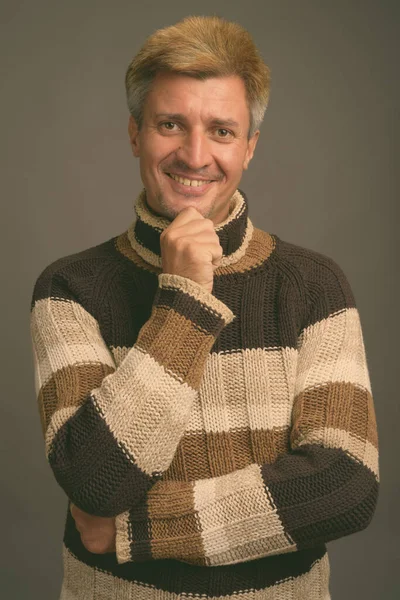 Studio Colpo Uomo Con Capelli Biondi Indossa Maglione Dolcevita Contro — Foto Stock