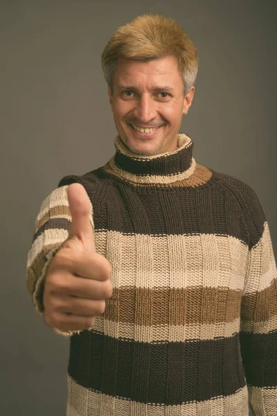 Studioaufnahme Eines Mannes Mit Blonden Haaren Rollkragenpullover Vor Grauem Hintergrund — Stockfoto