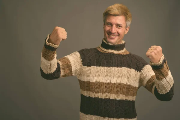 스튜디오에서는 배경에 터틀넥 스웨터를 금발의 남자를 촬영했다 — 스톡 사진