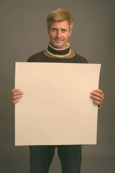 Studio Colpo Uomo Con Capelli Biondi Indossa Maglione Dolcevita Contro — Foto Stock