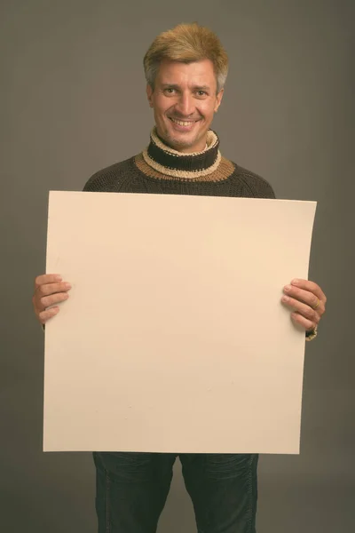 Studioaufnahme Eines Mannes Mit Blonden Haaren Rollkragenpullover Vor Grauem Hintergrund — Stockfoto