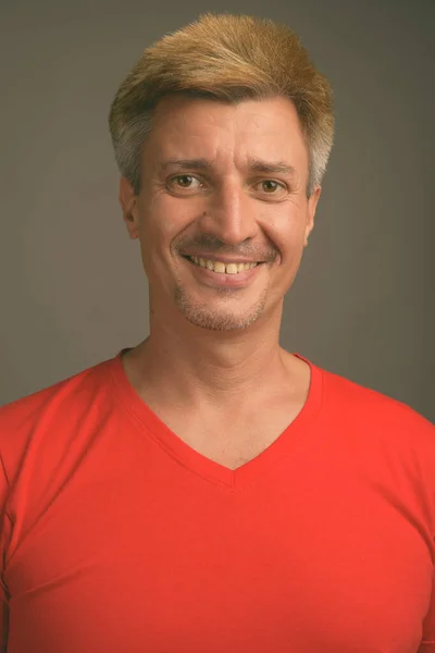 Estudio Hombre Con Pelo Rubio Vistiendo Camisa Roja Sobre Fondo —  Fotos de Stock