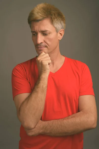 Studio Shot Man Blond Hair Wearing Red Shirt Gray Background — Stock Photo, Image