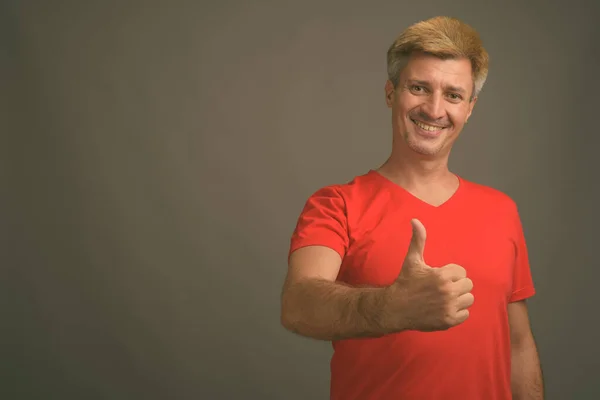 Studio Shot Man Blond Hair Wearing Red Shirt Gray Background — Stock Photo, Image