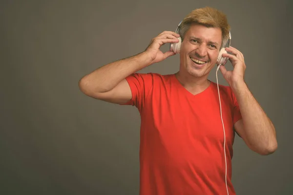 Estúdio Tiro Homem Com Cabelo Loiro Ouvindo Música Contra Fundo — Fotografia de Stock