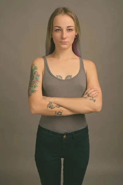 Estúdio Tiro Jovem Bela Mulher Rebelde Com Cabelo Multicolorido Contra — Fotografia de Stock