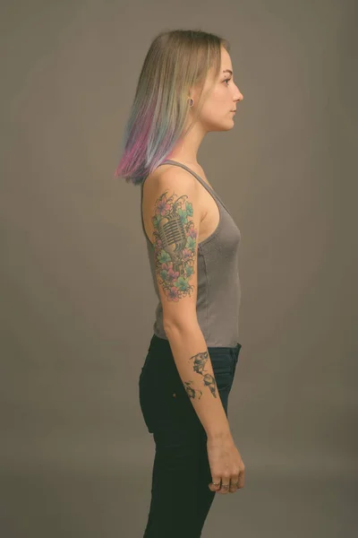 Estúdio Tiro Jovem Bela Mulher Rebelde Com Cabelo Multicolorido Contra — Fotografia de Stock