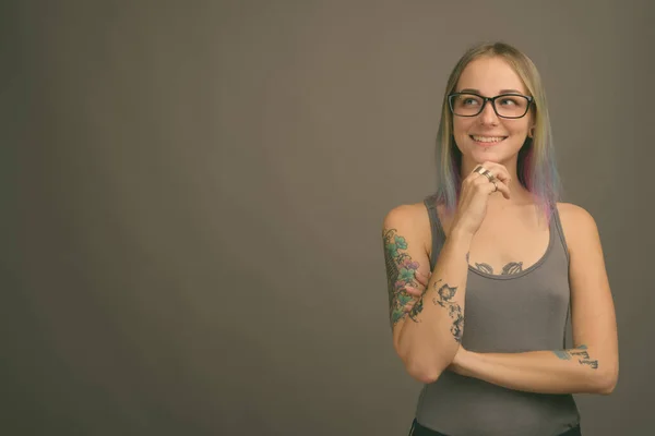 Studioaufnahme Einer Jungen Schönen Rebellischen Frau Mit Bunten Haaren Vor — Stockfoto