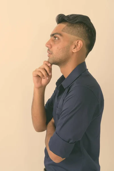 白人を背景とした若いインド人実業家のプロフィール — ストック写真