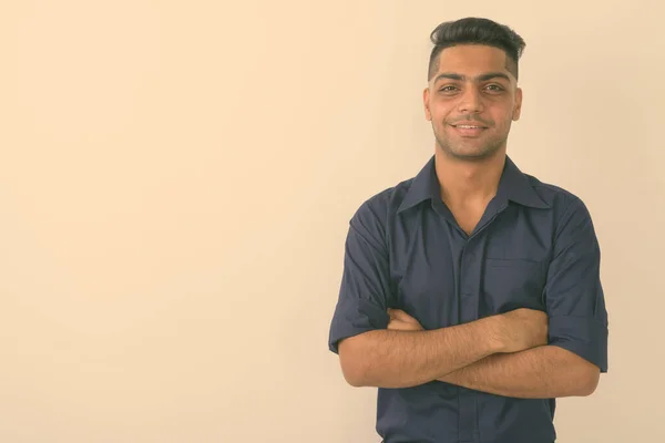Studio Záběr Mladý Šťastný Indický Podnikatel Usmívá Rukama Zkříženýma Bílém — Stock fotografie