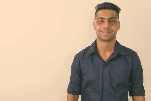 Studio Záběr Mladý Šťastný Indický Podnikatel Usmívá Proti Bílému Pozadí — Stock fotografie