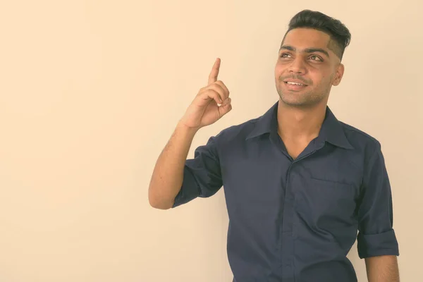 Знімок Молодого Індійського Бізнесмена Який Думає Коли Вказує Білий Фон — стокове фото